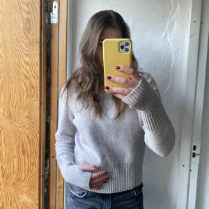 Stickad tröja från cos stl: M - Beige stickad tröja från cos i storlek M. Det finns hål för tummarna vilket är najs!📦💓