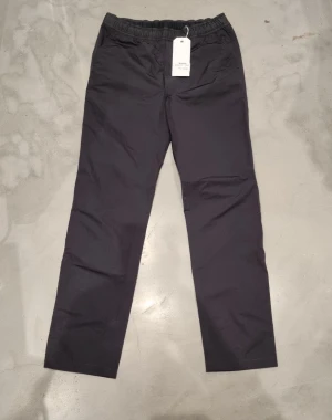 Our legacy easy pants - Riktigt sköna our legacy byxor i nylon. Det är en smalare passform för lite mer formella tillfällen. Nya med tagg och har endast blivit prövade.