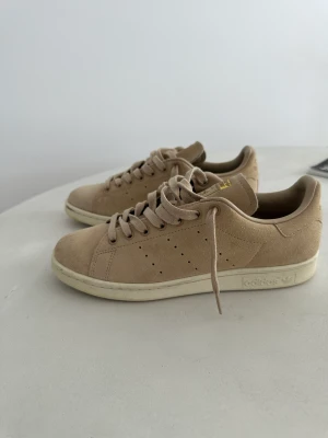 ADIDAS STAN SMITH - Storlek: 41 & 1/3 Skick: 9/10