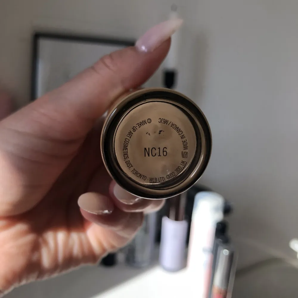 Mac studio fix foundation i färgen NC16. I princip allt kvar, visar med fingret på bild 2.. Skönhet.