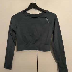 ICIW- topp - En skitsnygg croppad träningstopp från ICIW. Använd endast en gång. Mörk blå/grön. Jättesnygg färg❤️