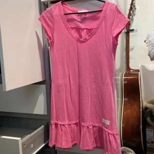 Rosa Odd Molly klänning - Gullig klänning som är gjort av tunt material som passar perfekt till sommaren! Köpt från Sellpy och aldrig använt. Ser inga skador på klänningen, helt som ny! Det står ingen storlek men skulle säga XS-S. Kom med prisförslag?