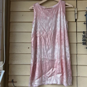 Ur söt Festklänning med paljetter - Festklänning från Mayoral, super bra skick, ganska kort men super bekväm! Kan vara aningen oversize för strl S