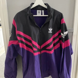 Adidas original jacka - Säljer min superfina jacka från adidas i storlek L då den tyvärr inte kommer till användning längre. Nypris är 1200kr. Köparen står för frakten men kan även mötas upp i Örebro🫶🏻 