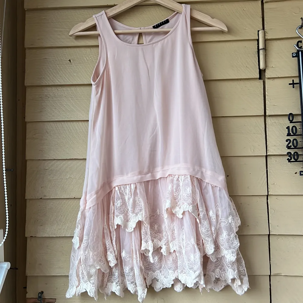Super gullig, kort klänning perfekt för sommaren! Ljusrosa/faller in lite i beige. Klänningar.