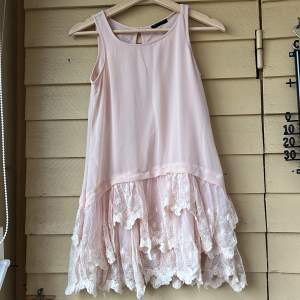 Super gullig, kort klänning perfekt för sommaren! Ljusrosa/faller in lite i beige