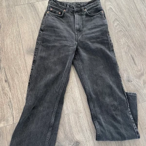 Jeans svart/grå weekday - Svarta/gråa högmidjade jeans från weekday i modellen Rowe. Använda mycket men är i väldigt bra skick. Om du har frågor om storlek eller passform eller vill ha fler bilder så hör av dig. 