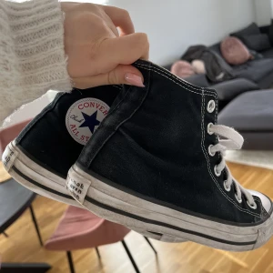 Skor  - Vill byta dessa conversen i storlek 38 till ett par likadana i 39💞 skorna är i fint skick och tvättas såklart innan de postas! Kan köpas för 450kr