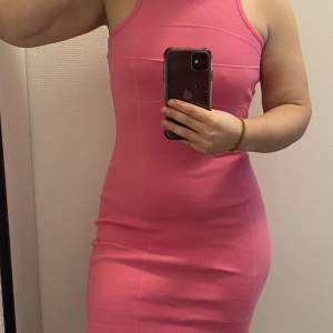 Superfin rosa klänning med prislappen kvar🌸💖 lite brottarrygg och med sömmar framtill💖