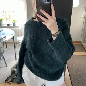 Stickad grön tröja - Säljer denna gröna stickade oversized tröja från Lindex! Super skön i materialet och passar året om!