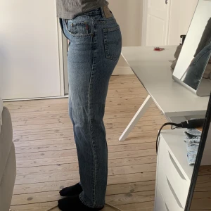 Ljusblå jeans  - Ett par snygga ljusblå mid rise jeans köpta secondhand. Dom är i bra skick med bra passform. Dom är bra i längden på mig som är 180