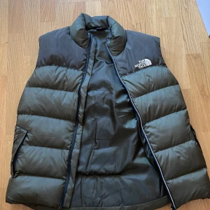Väst  The North Face - Väst i fint skick, lite slitage  Är m men skulle kunna passa s