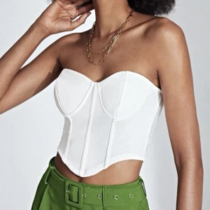 Topp - Säljer denna fina topp då den var lite för liten vid brösten. Annars satt den super fint och har silikon vid brösten så den stannar på plats. Inte genomskinlig. 