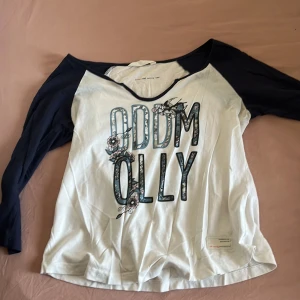 Odd molly tröja - Oddmolly tröja, väldigt fin och tunn perfekt till sommaren. Storleken är en 0, vet inte riktigt vad det motsvarar men tror XS