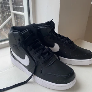 Nike sneaker - Supersnygga nike sneakers i nyskick som jag säljer då dom tyvärr är för små för mig! Perfekta vårskorna🌸 Nypris är 725kr⚡️💘