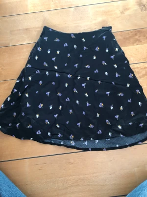 Blommig kjol - Blommig kjol från hm.