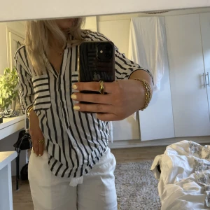 Randig skjorta  - Jättefin blå randig skjorta! Lätt och superskönt tyg, passar jättebra till sommaren och har lite kortare armar. Säljer då den inte kommer till användning, jättefint skick💓