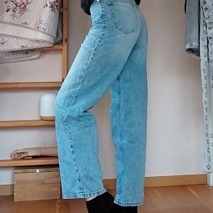 Utsvängda jeans - Ett par snygga och trendiga jeans. Säljer då de inte längre passar💓🫶🏻