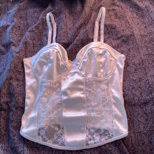 vitt linne - ett linne från Hm som bara blev använt en gång, sjukt fin! möts helst upp😙