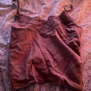 brunt linne - grymt sommar linne! skönt tyg men inte så stretchigt, luftigt och perfekt till sommar😊 möts helst upp👍