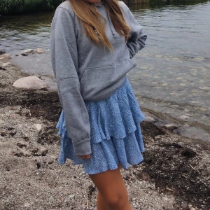 Somrig kjol - En fin somrig blå kjol som är använd ett få antal gånger. Väldigt skön och bekväm. Betalning: Swish. Köparen står för frakten 