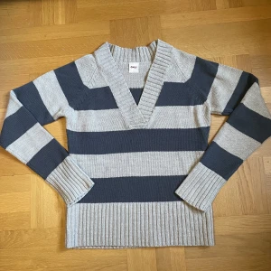 Stickad randig tröja - Så cool y2k tröja från only 💙 Köpt secondhand men i prima skick. Stl 38