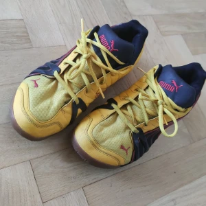 Puma sneakers - Gula puma sneakers, tror det är joggingskor Storlek 45 