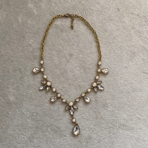 Guldfärgat dekorativt halsband - Använt men fortfarande kvar att ge! 