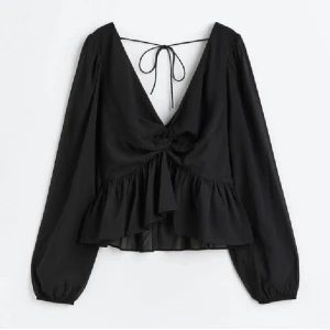 Blus - Svart blus från hm i nyskick, använd två ggr. ❤️