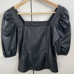 PU topp - PU topp från Gina, superskön. Sitter tight! Med puffärm. 