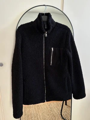 Teddy jacka  - Snygg Teddyjacka från H&M i storlek small (köpt på herravdelningen) coolt Oz på mig som oftast har small på jackor. 