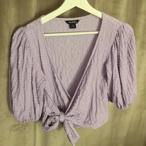 Lila topp - Så fin lila topp från Monki storlek S. Aldrig använd