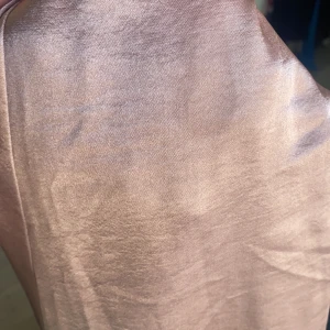 Rosefärgad jumpsuit  - Denna byxdress är tajt med bootcut där nere på byxorna och bandeau-stil vid bysten. 