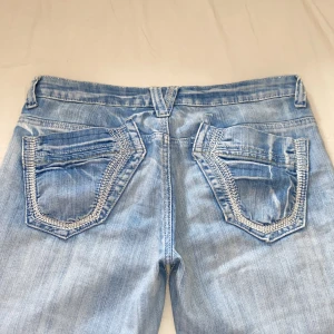 Vintage jeans - 💗Köp nu funktionen, först till kvarn, ingen budgivning💗Jätte snygga ljusa low waisted jeans med unika fickor!! köpta second hand men i jätte bra skick! midjemått rakt över 38cm, innerbenslängd 83cm💗