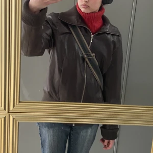 brun skinnjacka - skitsnygg brun oversized skinnjacka!! 