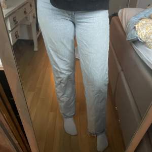 Levis Jeans, st 29. Ribcage Straight Ankle. Köpta början av 2022. Nypris 1 349kr. Använt väl, har ett hål under ena bakfickan men man ser inte igenom, har också sprättat upp vid fötterna så de skulle bli längre. Är 173 cm lång och sitter perfekt i längden