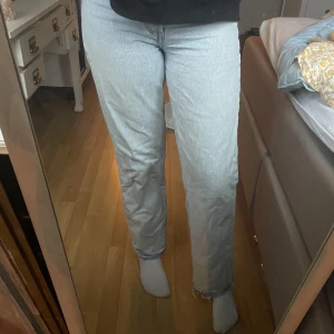 Levis Jeans - Levis Jeans, st 29. Ribcage Straight Ankle. Köpta början av 2022. Nypris 1 349kr. Använt väl, har ett hål under ena bakfickan men man ser inte igenom, har också sprättat upp vid fötterna så de skulle bli längre. Är 173 cm lång och sitter perfekt i längden