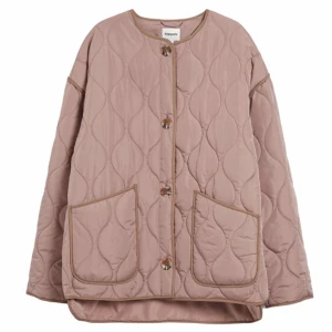 Quiltad jacka från Kapphal  - Super fin quiltad jacka från Kapphal 💗💗 Aldriga använd så super fin i skicket. Säljer pga av fel storlek ☺️💕💕