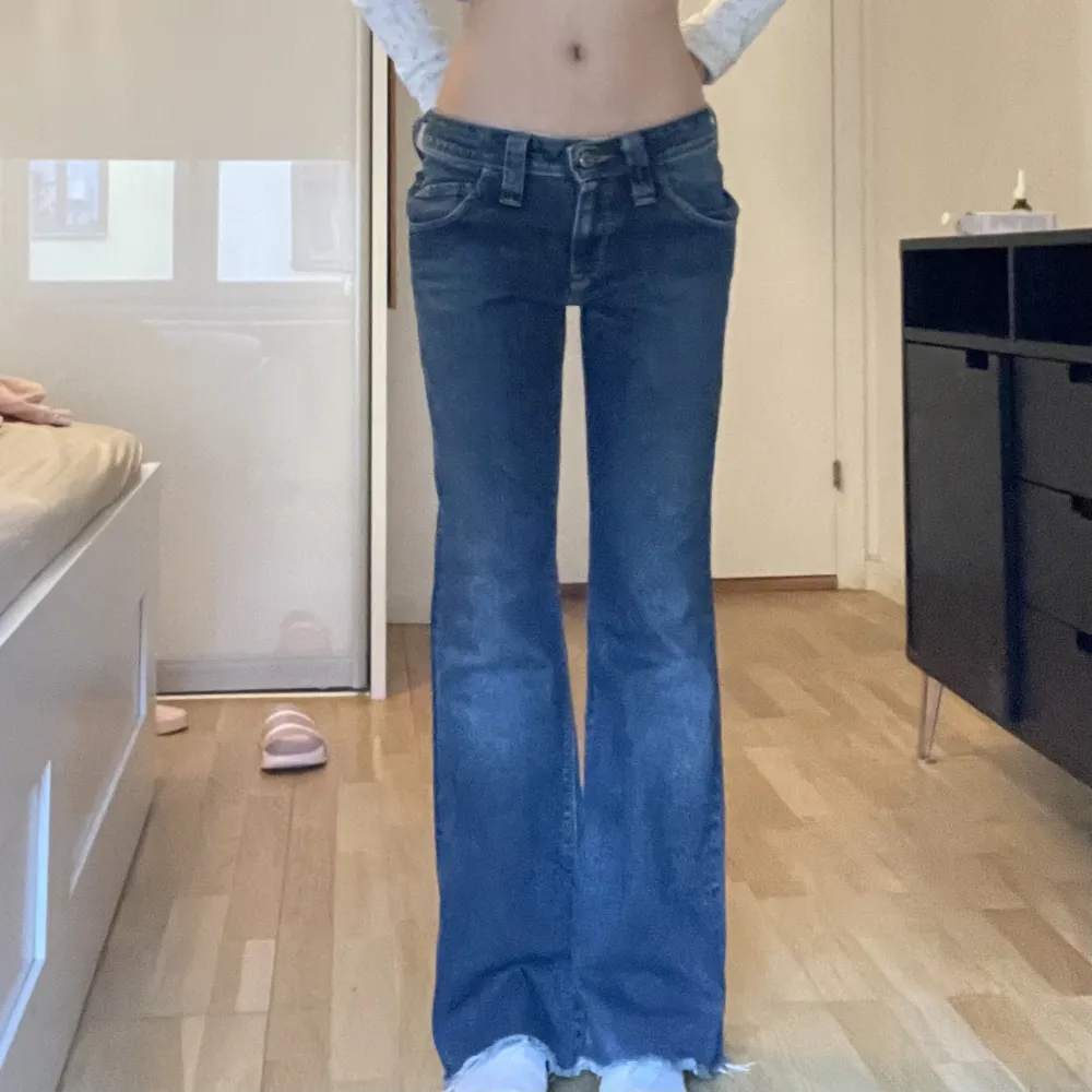 low waist jeans med bootcut från märket lee! storlek 28/31 men små i storleken, tror de passar dig med 25-27 också 💝 (för stora för mig så håller upp dem i bilderna)     midjemått: 76 cm     jag är 163 💞 . Jeans & Byxor.