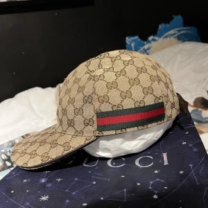 Gucci keps äkta - Säljer nu min äkta Gucci keps som ja köpte i Stockholm i butik för 3600kr finns kvitto på det för mer bilder hör av dig  Kan gå ner i pris vid snabb affär 