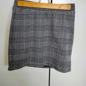 Rutig kjol - Helt ny och har aldrig haft på mig den.  Grå rutig kjol från Lindex till barn.