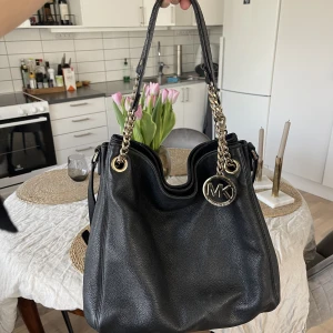 michael kors handväska - ÄKTA inköpt på Tara by Raglady. Jag köpte den under min gymnasietid (ca 2014). Användes flitigt första året, därefter glömdes den bort.  Intresserad? Skriv så skickar jag mer bilder / video på väskan 😇  Kan mötas i Kungsbacka eller Göteborg.