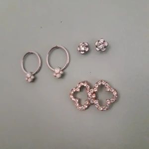 Våriga örhängen - Set med 3 våriga örhängen från HM. De har olika stopp på baksidan, syns på sista bilden. Ganska använda men inte på länge