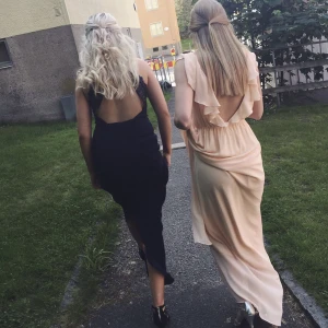 Marinblå spets balklänning - Supeerfin marinblå balklänning med spets och en slits🤍 perfekt längd och sitter så snyggt! Öppen rygg✨