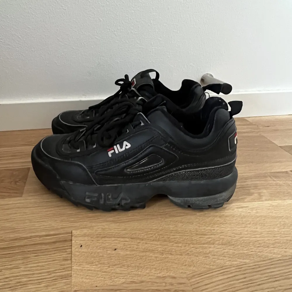 Nu säljer jag ett par fila skor i fägen svart. Pga att de är för små. Inte använda så mycket och i gott skick. Säljer även ett par i färgen vit. Pris kan diskuteras. Hämtas upp i malmö. . Skor.