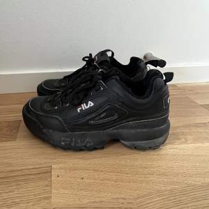 Nu säljer jag ett par fila skor i fägen svart. Pga att de är för små. Inte använda så mycket och i gott skick. Säljer även ett par i färgen vit. Pris kan diskuteras. Hämtas upp i malmö. 