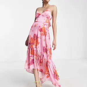Topshop – Rosa, asymmetrisk midi-slipklänning med suddigt blommönster.   Ej använd, prislappen är kvar!  