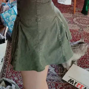 Militärgrön kort manchester kjol. Den är ganska liten i midjan men finns en dragkedja 