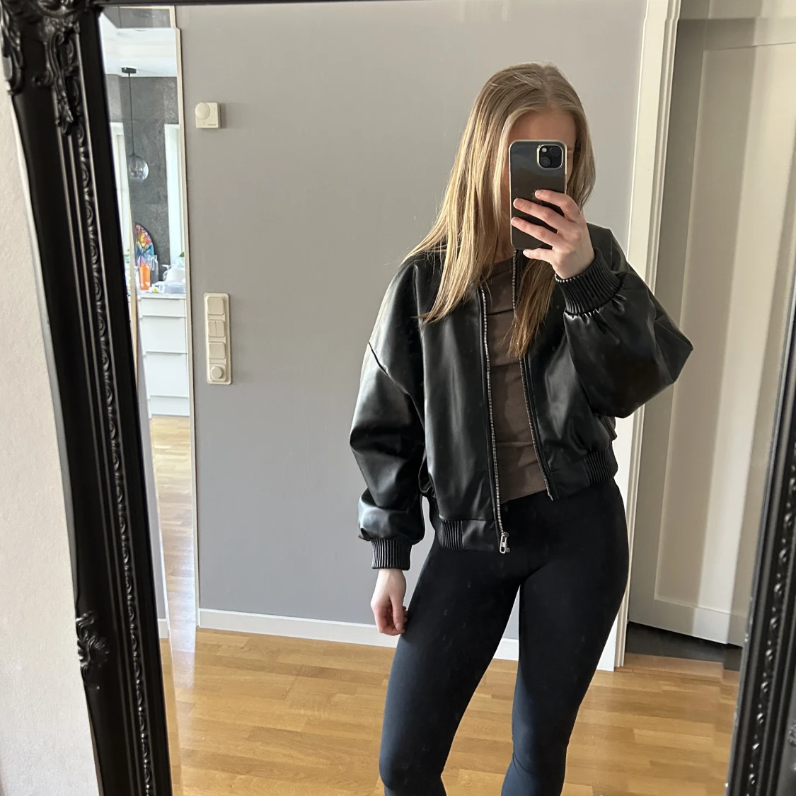 Bomberjacka i skinnimmitation  från Zara 