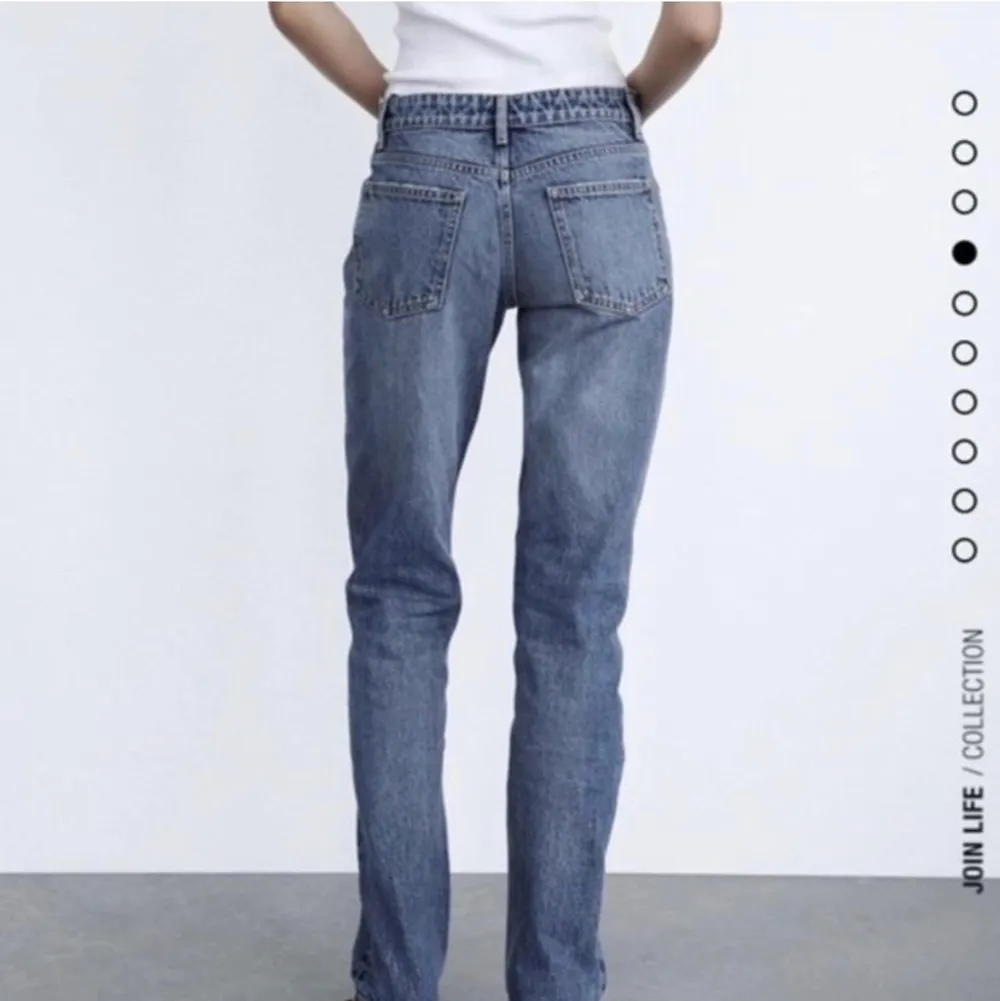 Zara mid rise jeans (näst intill lågmidjade) Väldigt bra skick, inga fläckar osv, fin färg.  Köpta för 400kr, säljer för 140kr + frakt.  TRYCK INTE PÅ KÖP DIREKT!!! (Är öppen för att diskutera prisk) . Jeans & Byxor.